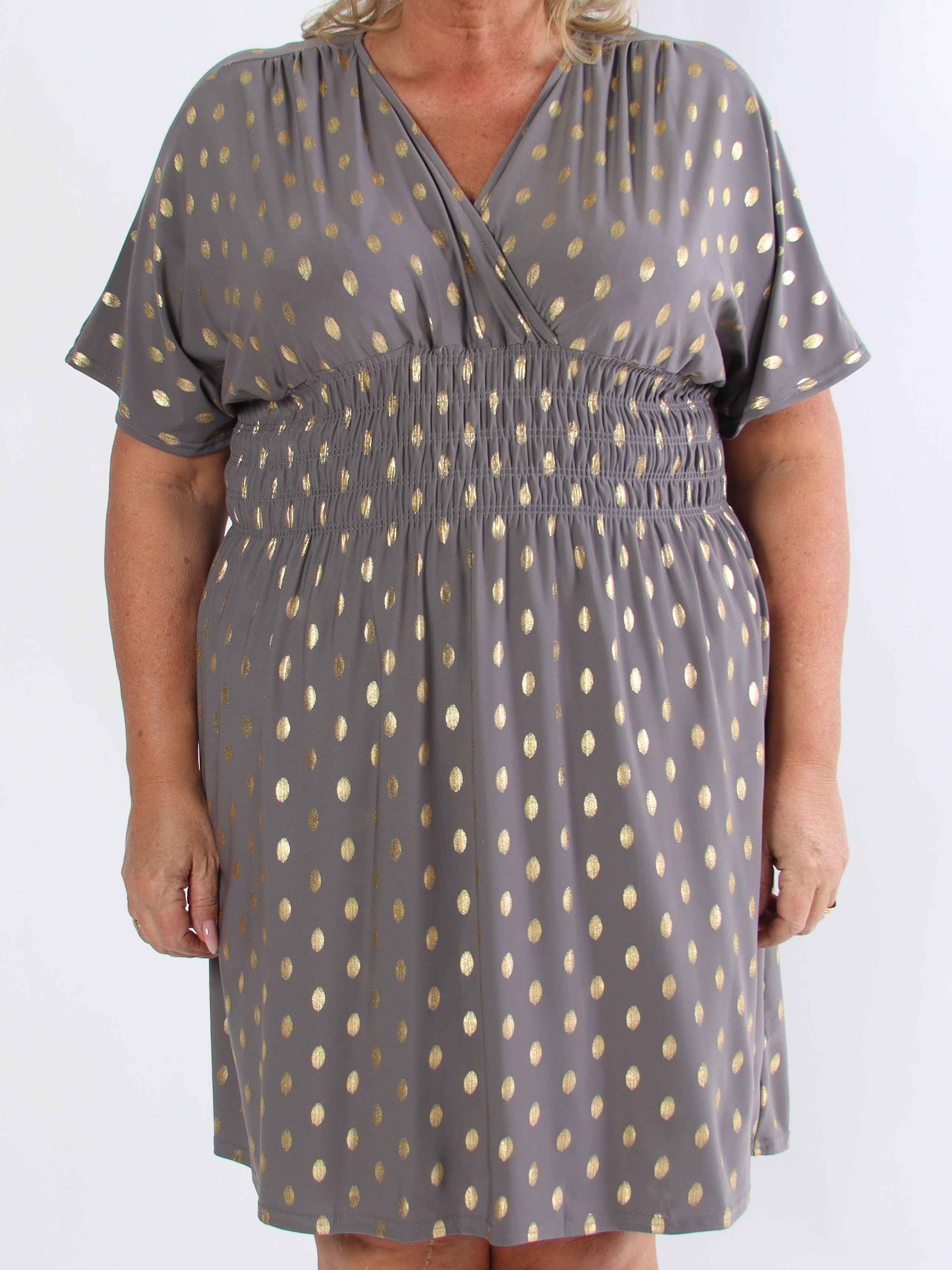 Pams Dot Short - Elastisk klänning i plus size med guldprickar